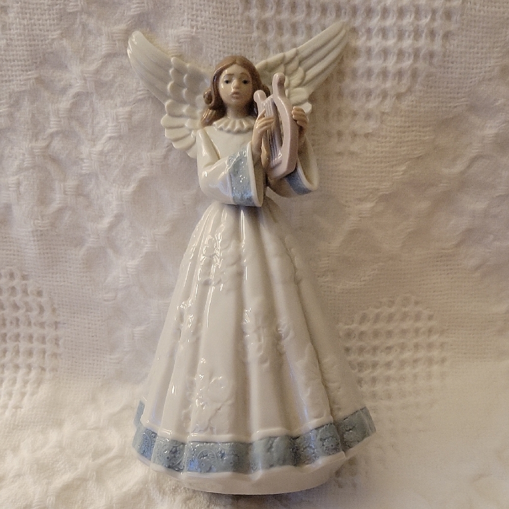 Llardo Daisa “Heavenly Harpist”